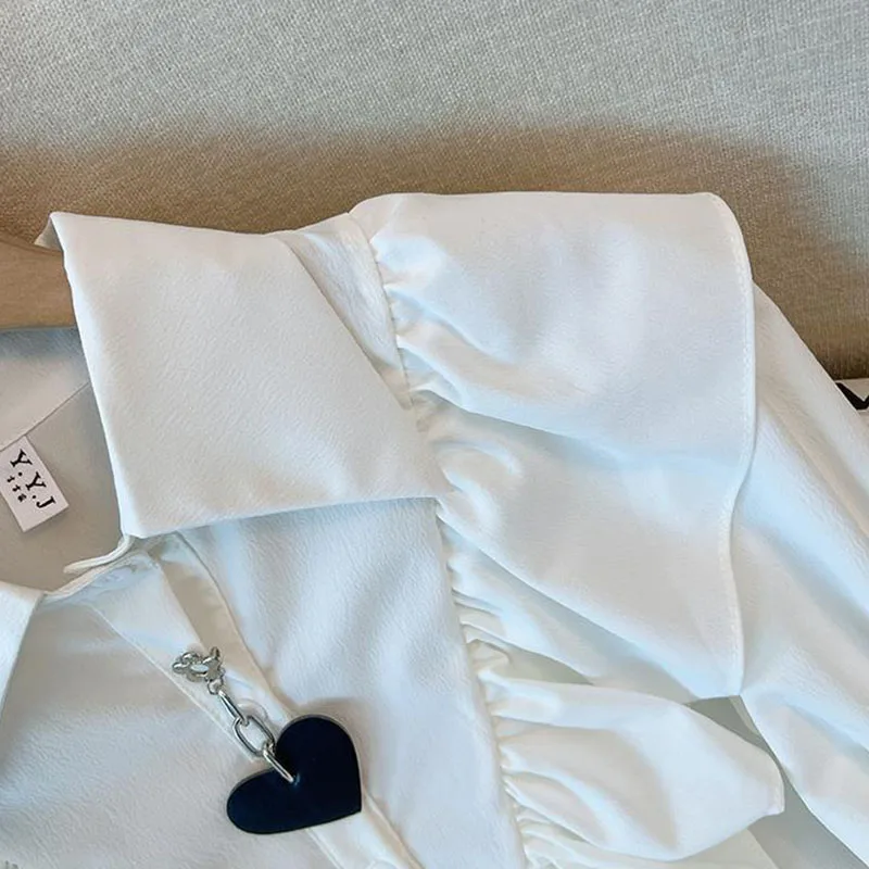 Blusa de manga abombada con volantes de estilo francés para mujer, camisas con solapa holgadas y elegantes de diseño coreano, camisetas blancas y negras de estilo universitario