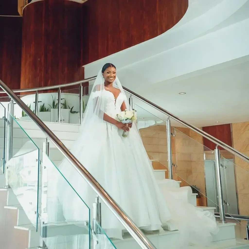 Suknia ślubna z błyszczącymi aplikacjami z koronki, suknia balowa, rozmiar plus size, do kościoła, z odkrytymi ramionami.