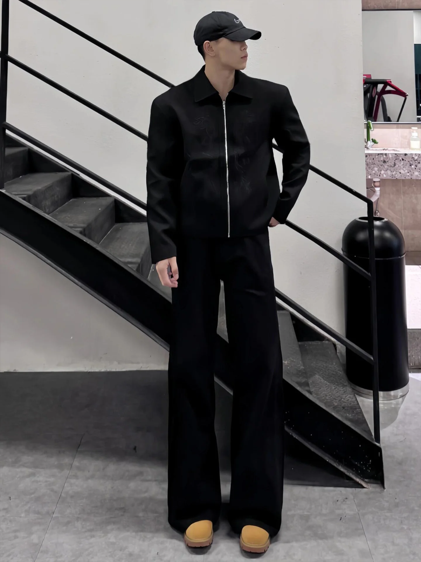 

Черные мужские джинсы прямого кроя Slim Fit с расклешенными штанинами в американском ретро-стиле, с застежкой-молнией на средней талии, осенняя коллекция Cleanfit