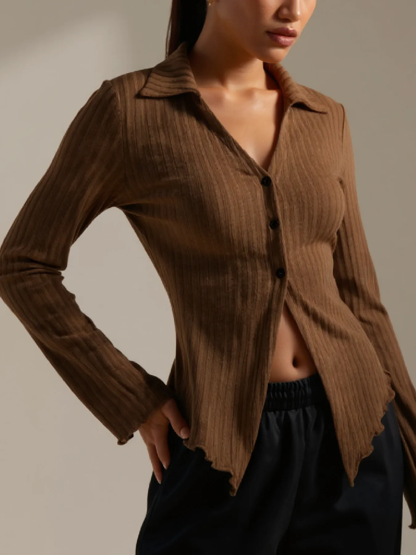 

Новая модная весенняя однотонная рубашка с лацканами и нерегулярным разрезом, облегающая универсальная повседневная женская трикотажная рубашка с v-образным вырезом и длинными рукавами