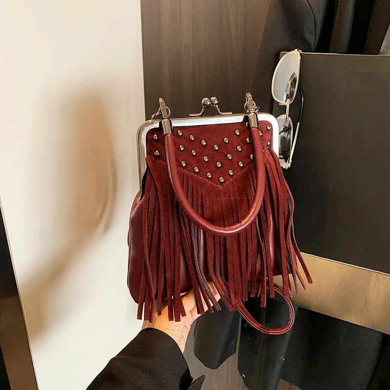 

Женская модная ручная сумка с заклепками, осенне-зимняя новая коллекция, дизайн с застежкой-кисточкой, маленькая квадратная сумка через плечо на одно плечо