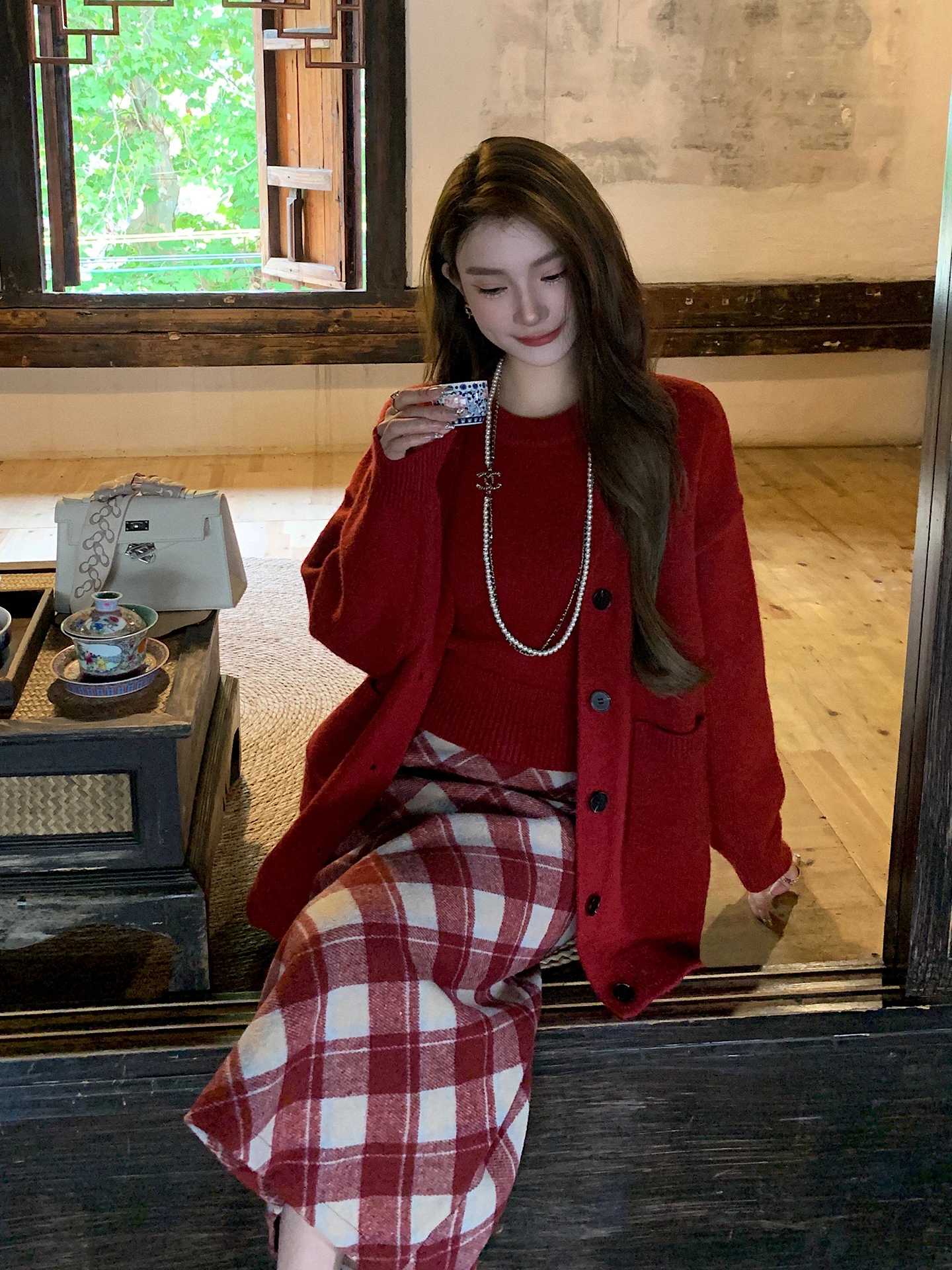 

Красный вязаный комплект из футболки для женщин, винтажная клетчатая юбка, осенне-зимний ансамбль Faion, высокая талия, полиэфирное волокно