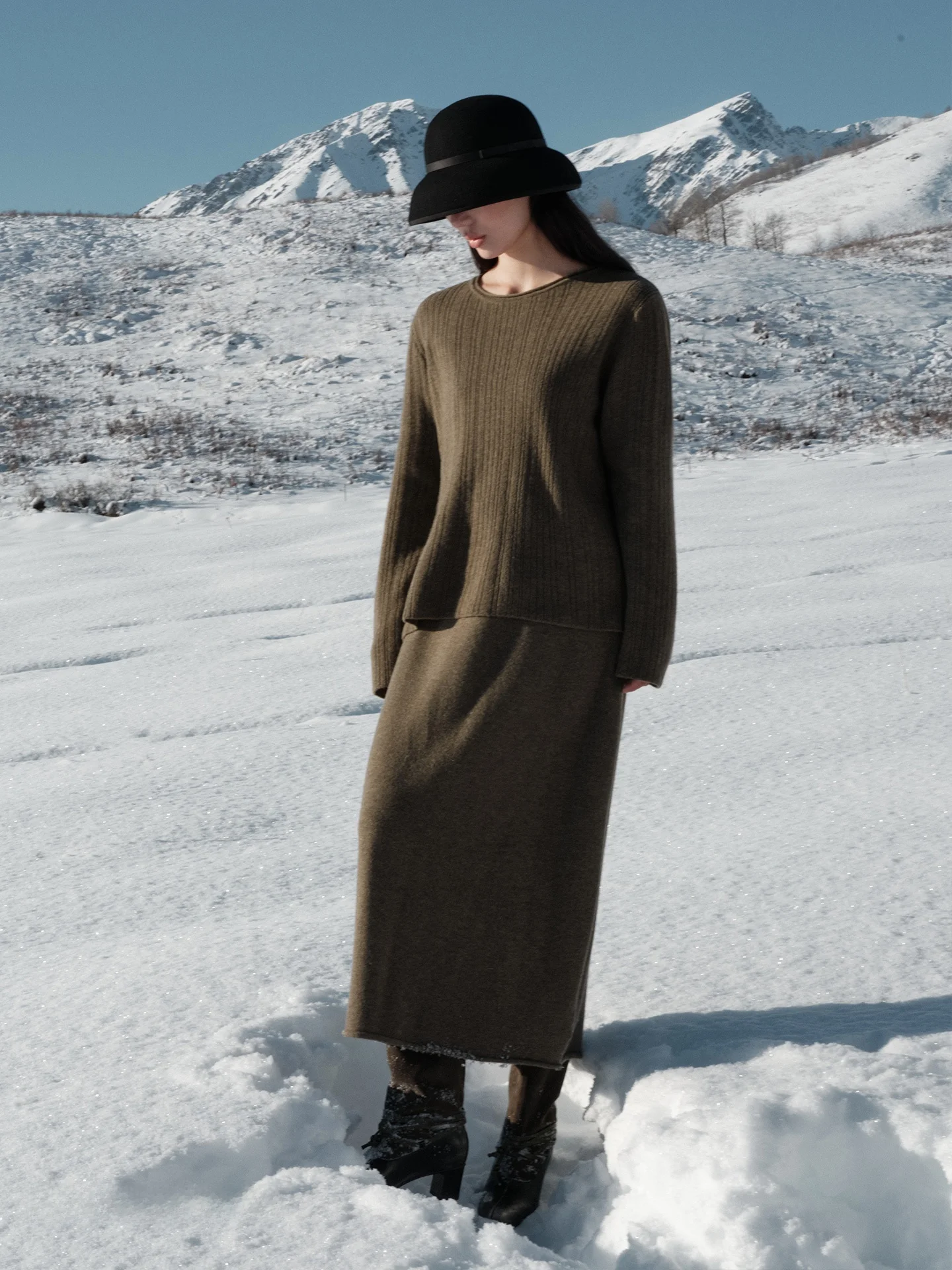 

Теплый и комфортный шерстяной свитер в полоску с эффектом похудения и юбка в комплекте: модный зимний женский комплект с высокой талией и длинными рукавами