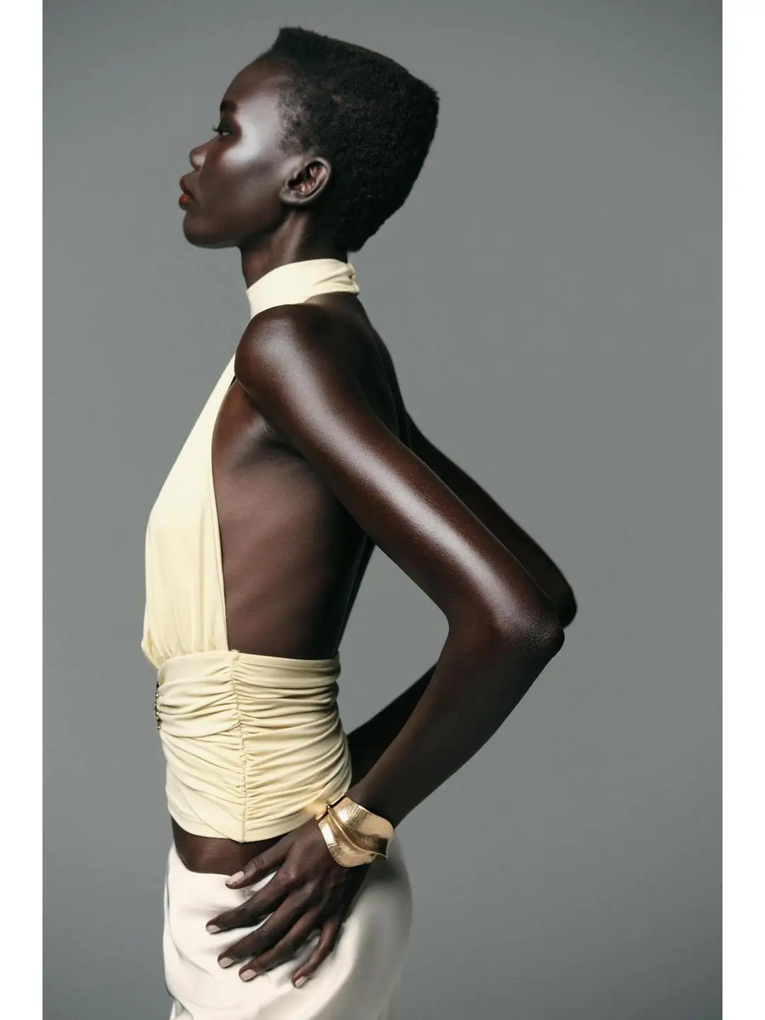 بلوزة معدنية مزخرفة بياقة على شكل قرد الشمس مع طيات شماعات من النايلين بطول ort Cleanfit Sle للنساء