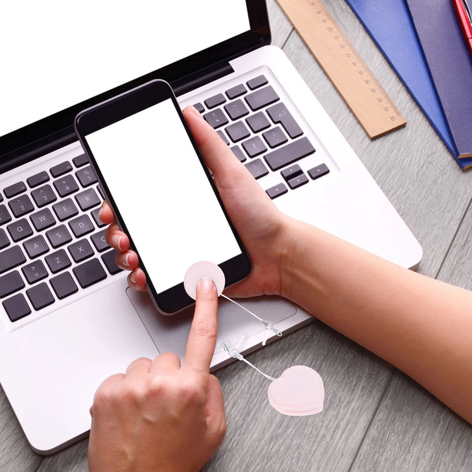 

2Pcs Multi Use Screen Wipes for Electronics Eyeglasses Phone Cleaning Tool Portable Lightweight Compact Screen Wipe