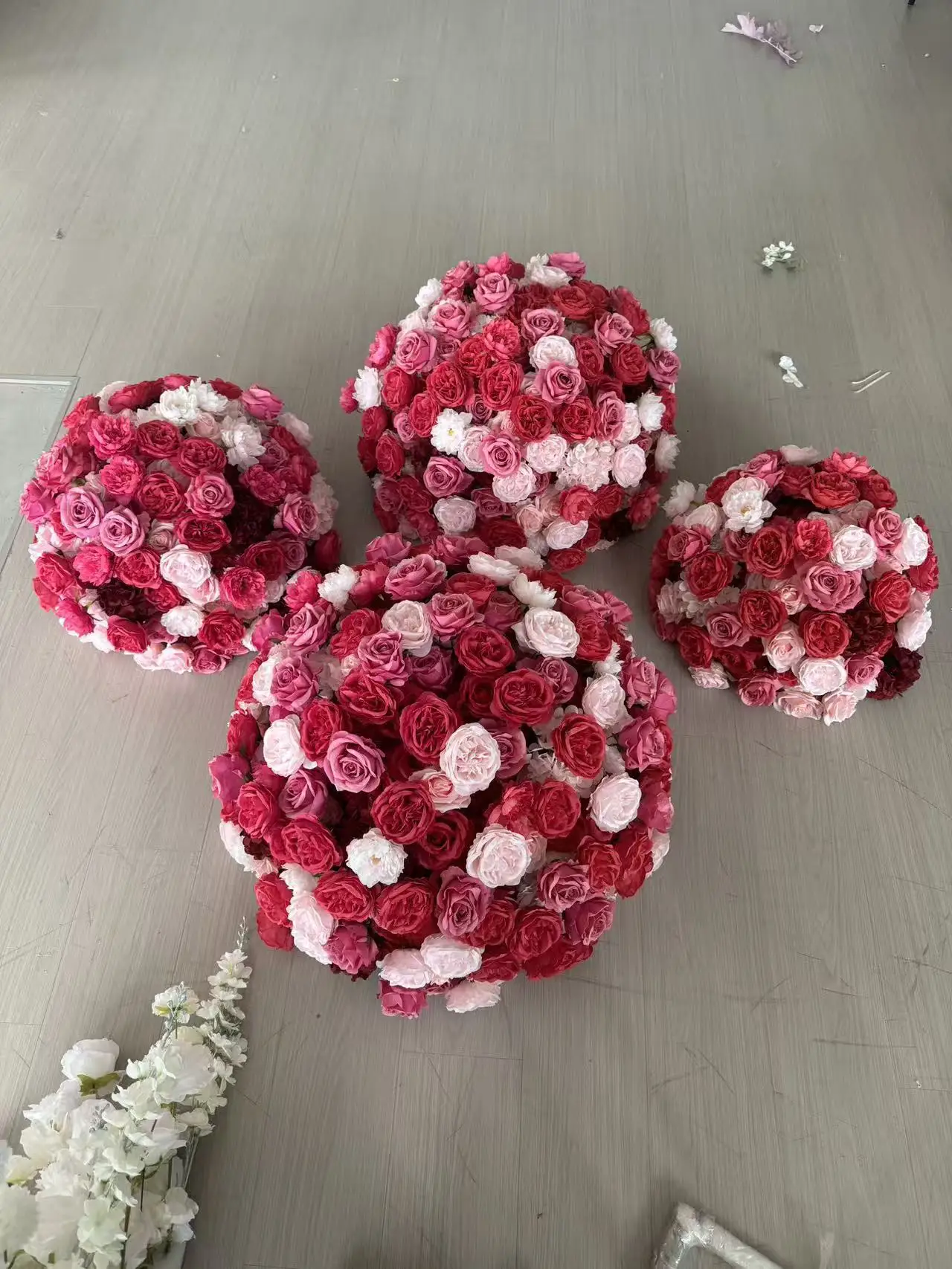 Großhandel Fuchsia Künstliche Rosenblütenkugel Hochzeitsgang-Dekoration Tisch-Mittelstück Fenster- und Ausstellungsstand Kunstblumenkugel – Detail 4