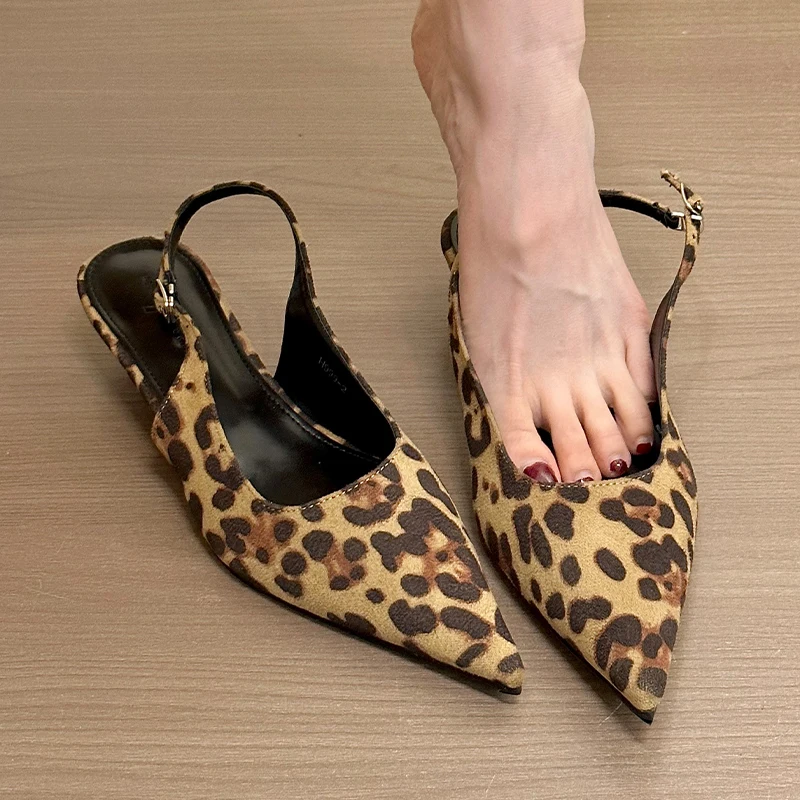 

Леопардовые женские босоножки на каблуке, элегантная обувь с острым носком, модные шлепанцы с открытой пяткой, лето 2025, модельные шлепанцы Sandalias Mujer