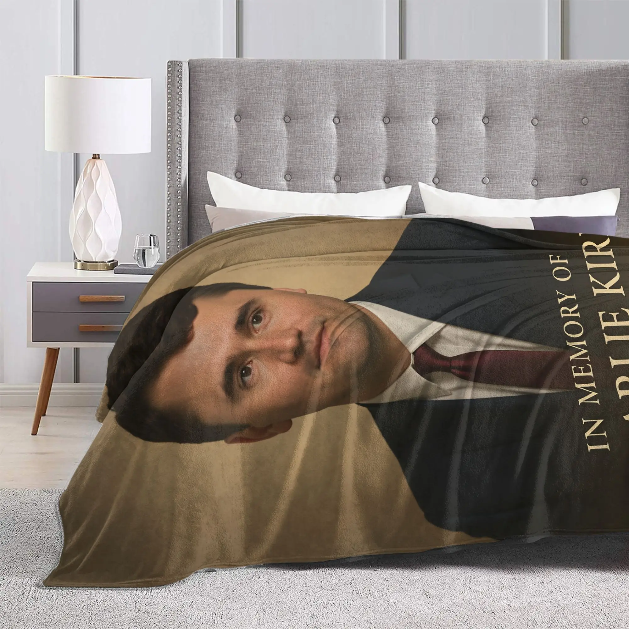 في ذكرى تشارلي كيرك البطانيات الملائكية الدافئة لينة أفخم رمي بطانية للفتيات الفتيان غرفة المعيشة الفانيلا المفرش #3