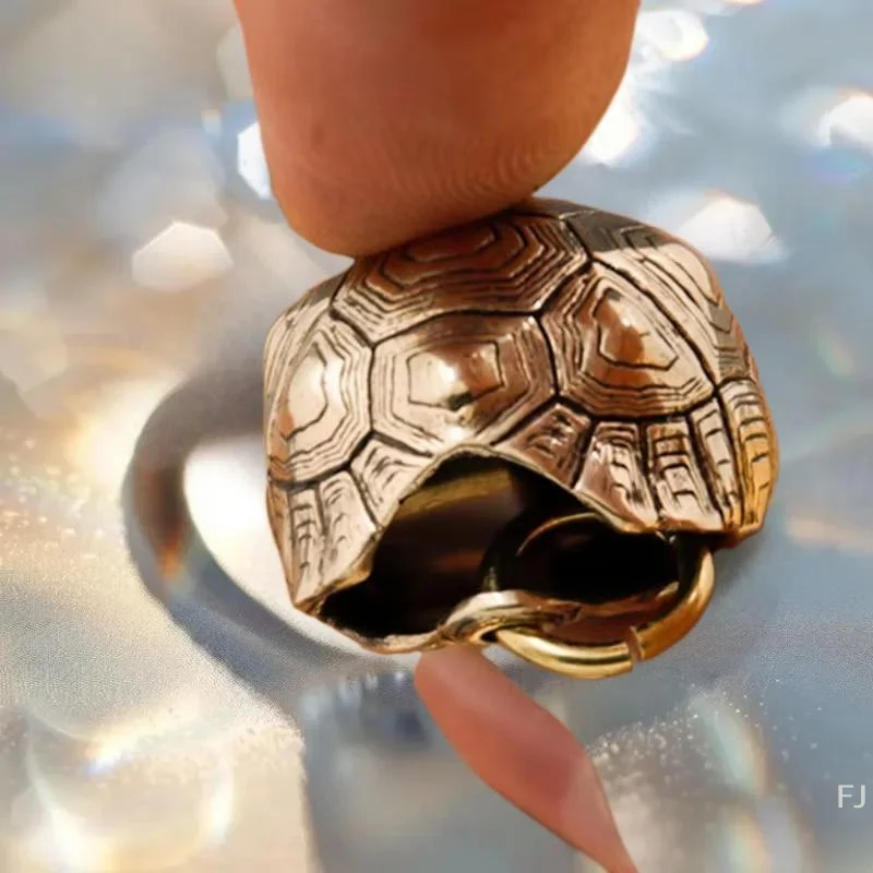 

Креативно изготовленный латунный металлический брелок с винтажным орнаментом в виде колокольчика из панциря черепахи, идеальный автомобильный аксессуар и счастливый подарок