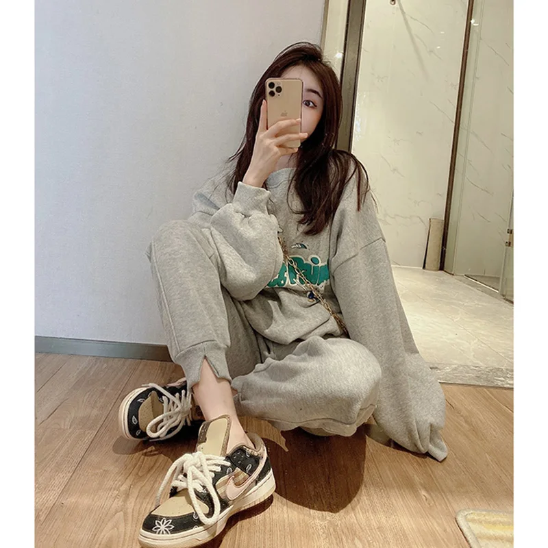 

Повседневный спортивный костюм женский, свободный, стройнящий, в гонконгском стиле, ретро, с эффектом потертости, свитшот, маленький размер, комплект из двух предметов, весна 2026