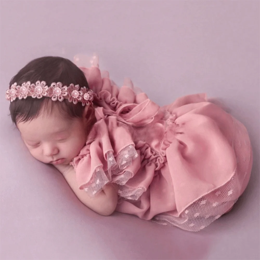 novo-macacao-de-chiffon-para-recem-nascidos-com-detalhes-em-renda-rosa-empoeirado-para-fotografia-com-faixa-de-cabelo-com-laco