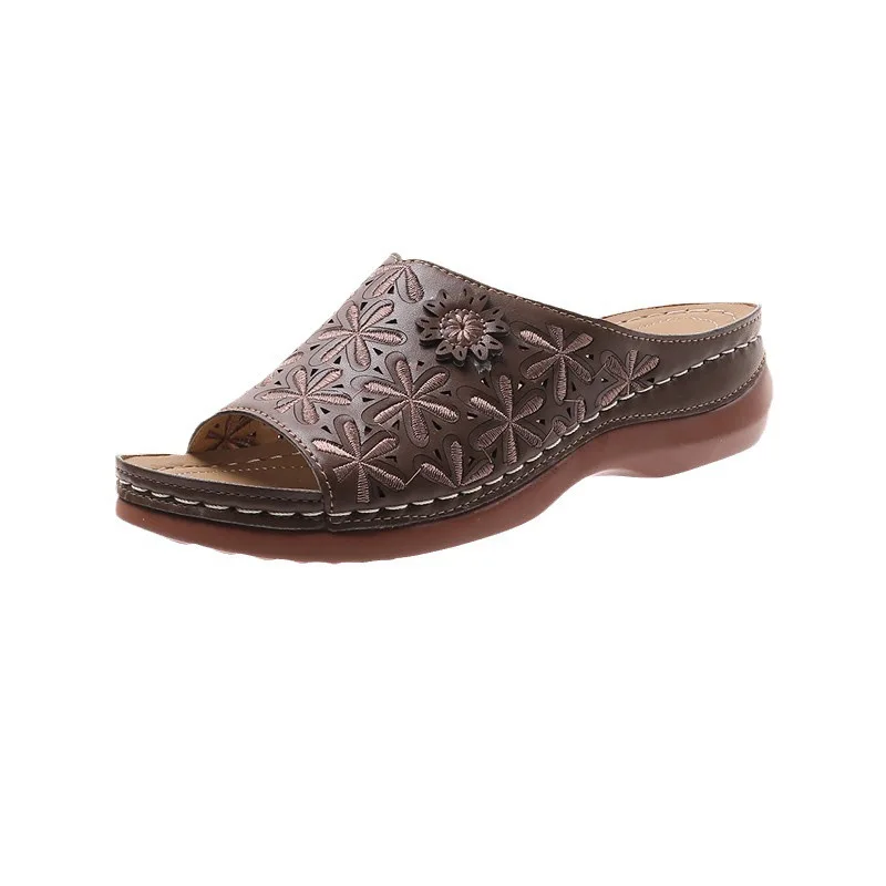 Novas Sandálias Femininas de Salto Baixo Estilo Romano 2026, da Moda, com Design Vazado de Flor, Confortáveis de Borracha para o Verão