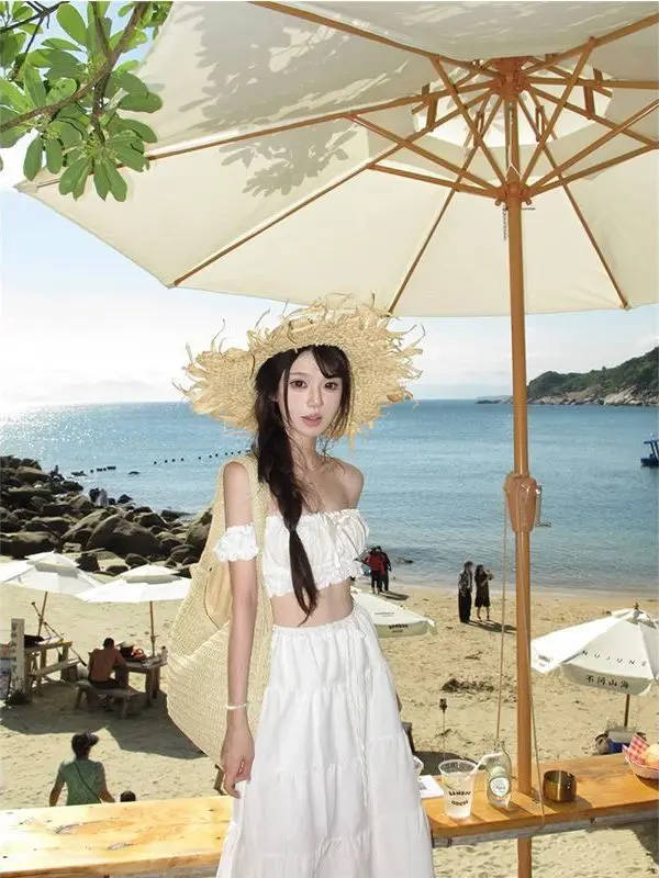 

Летний комплект для отпуска: топ с одним открытым плечом и плиссированная юбка с высокой талией, белый, утягивающий, из двух предметов