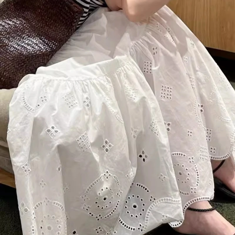 Mezza gonna bianca a fiori con gancio cavo per donna in estate, con un senso di lusso, elastico in vita, effetto snellente