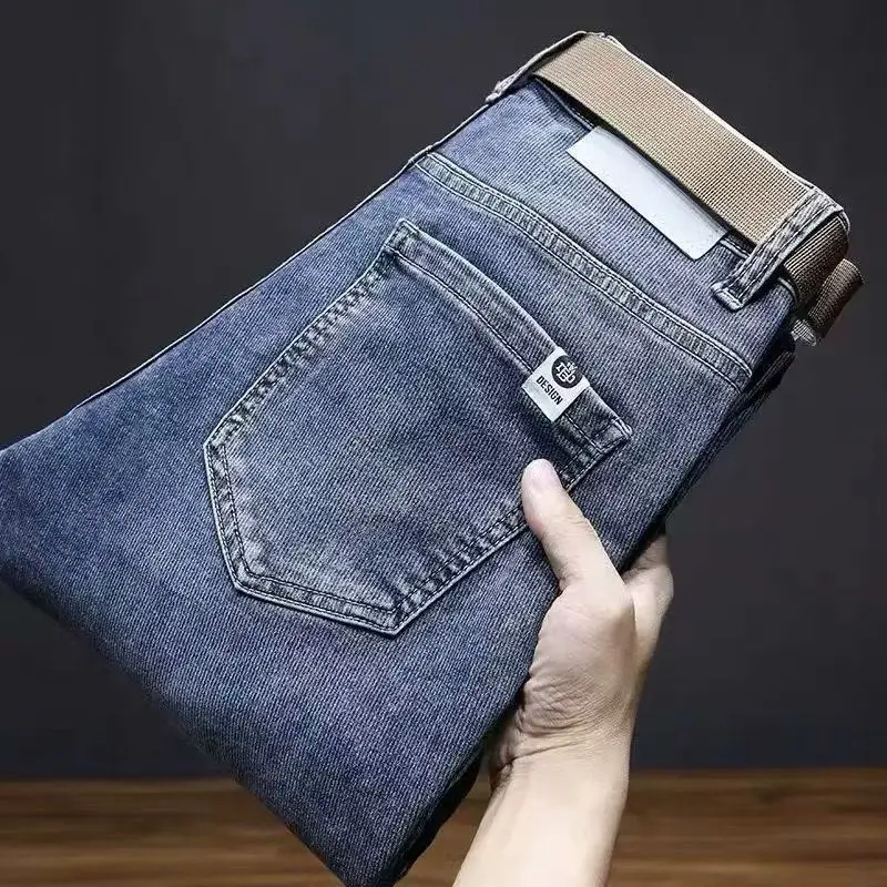 

Новые мужские джинсы прямого кроя с эластичным поясом, роскошной вышивкой и принтом, из хлопкового денима, повседневная одежда, молодежный тренд