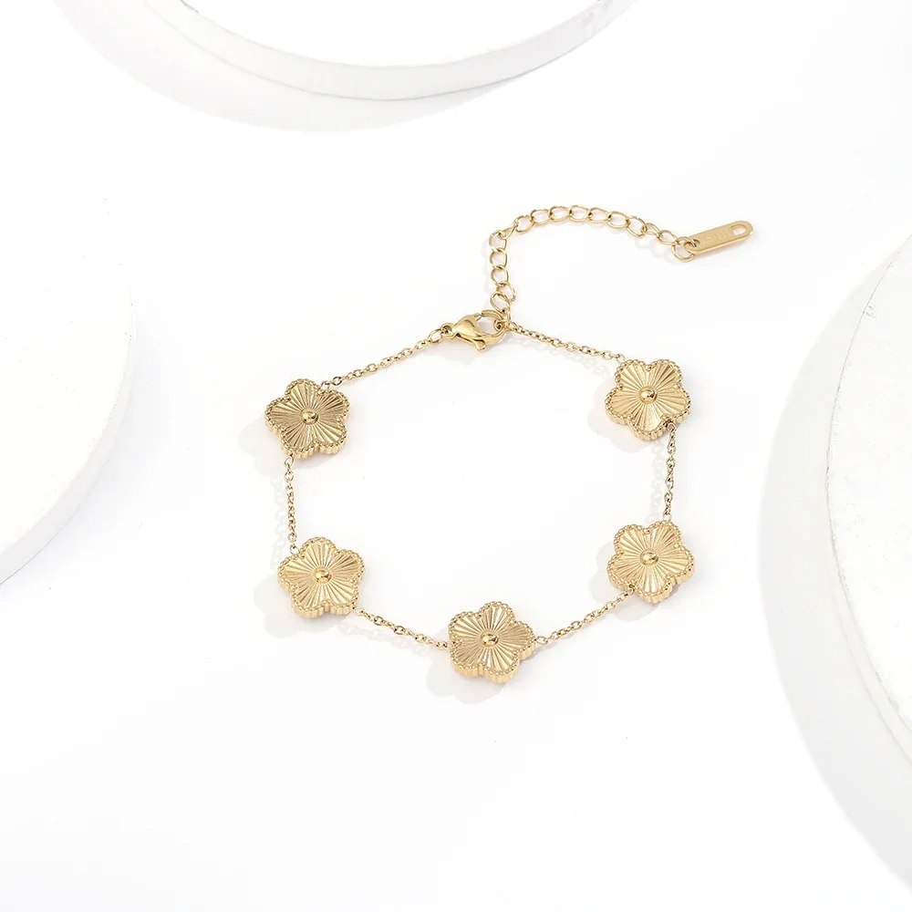 

Luxury Gold Plated Stainless Steel Clover Charm Bracelet with Artificial Flowers, Faux Flowers, Fake Flowers Design, Five Leaf F