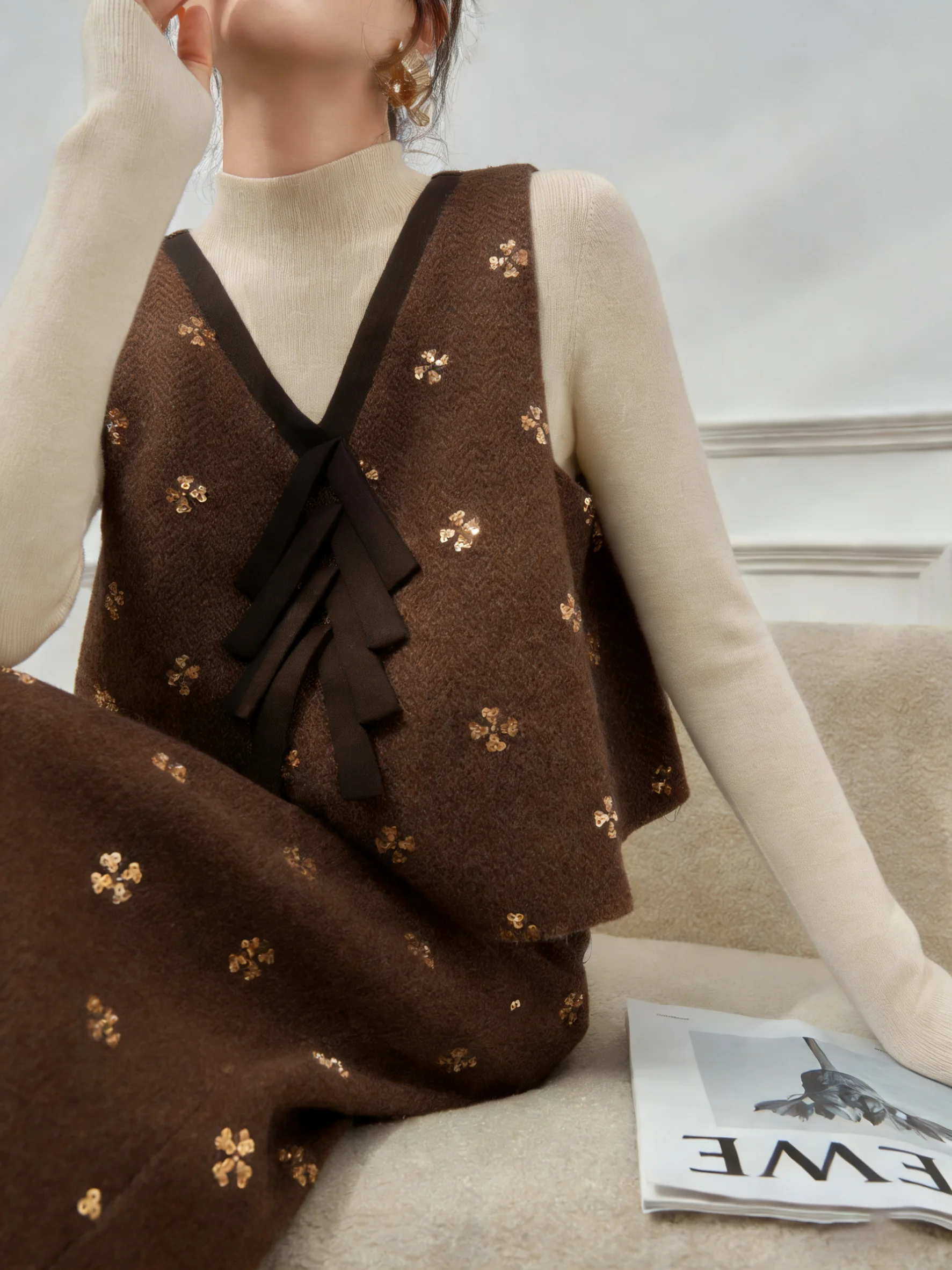 

Комплект из укороченного топа и юбки Gold Emed Floral: модный весенний наряд для женщин, с завышенной талией, V-образным вырезом, свободного кроя, повседневная одежда