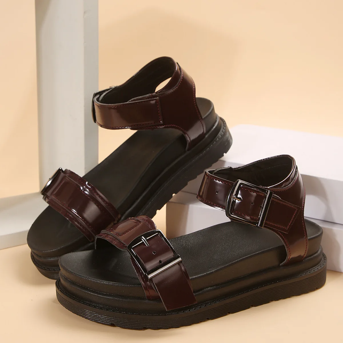 

Сандалии женские спортивные с пряжкой, бархатные босоножки с каблуком, удобная пляжная обувь, большой размер, бежевые, лето 2024