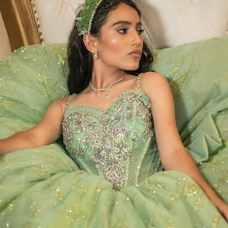 Aangepaste glanzende mintgroene quinceanera-jurken uit de schouder kristal applique lange staart tule strik vestido 15-quinceanera
