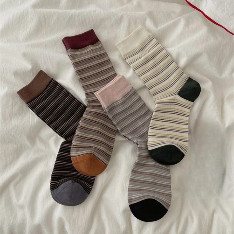 4 Paar gestreifte mittellange Damensocken Herbst Winter Baumwolle schweißabsorbierende einfache bequeme Freizeitsocken