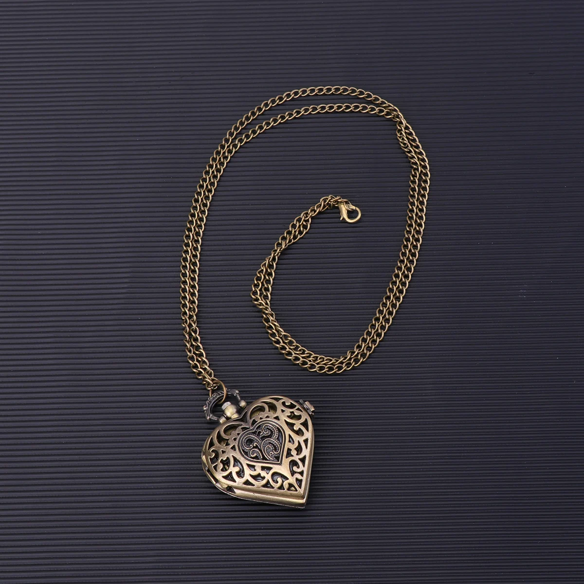 

1Pcs Retro Pocket Watch Bronze Heart Shaped Hollow Carving Vintage Quartz Exquisite Gift Decoration Retro Pocket Watch