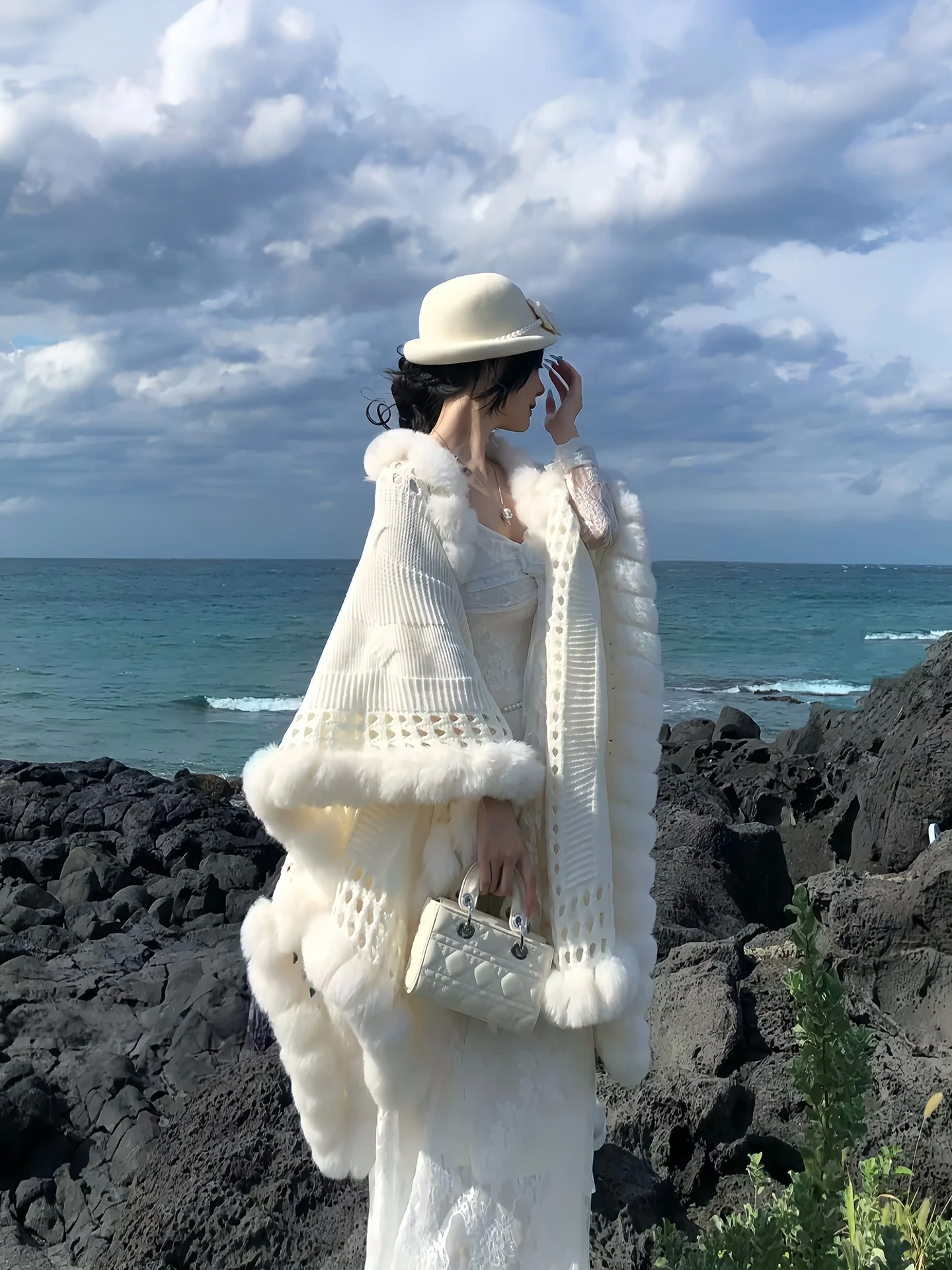 

Белое вязаное пальто-накидка из букле с воротником-хомутом и длинными рукавами для женщин: теплая повседневная модная верхняя одежда для зимы