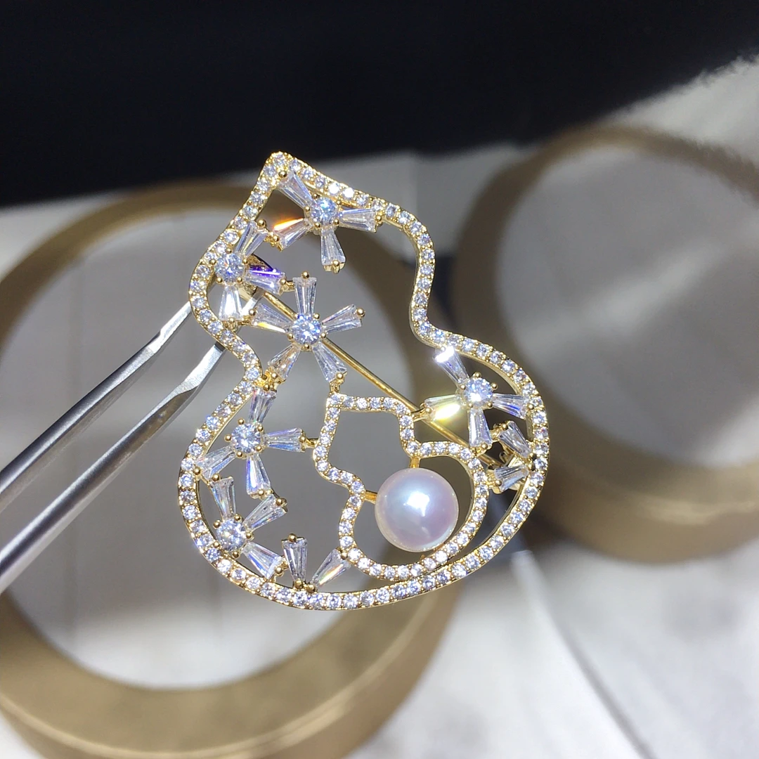 

Natural Freshwater Pearl Double Gourd Inlaid With Zircon Hollowed Chinese Style Design Brooch Suitable For Banquet Accessories