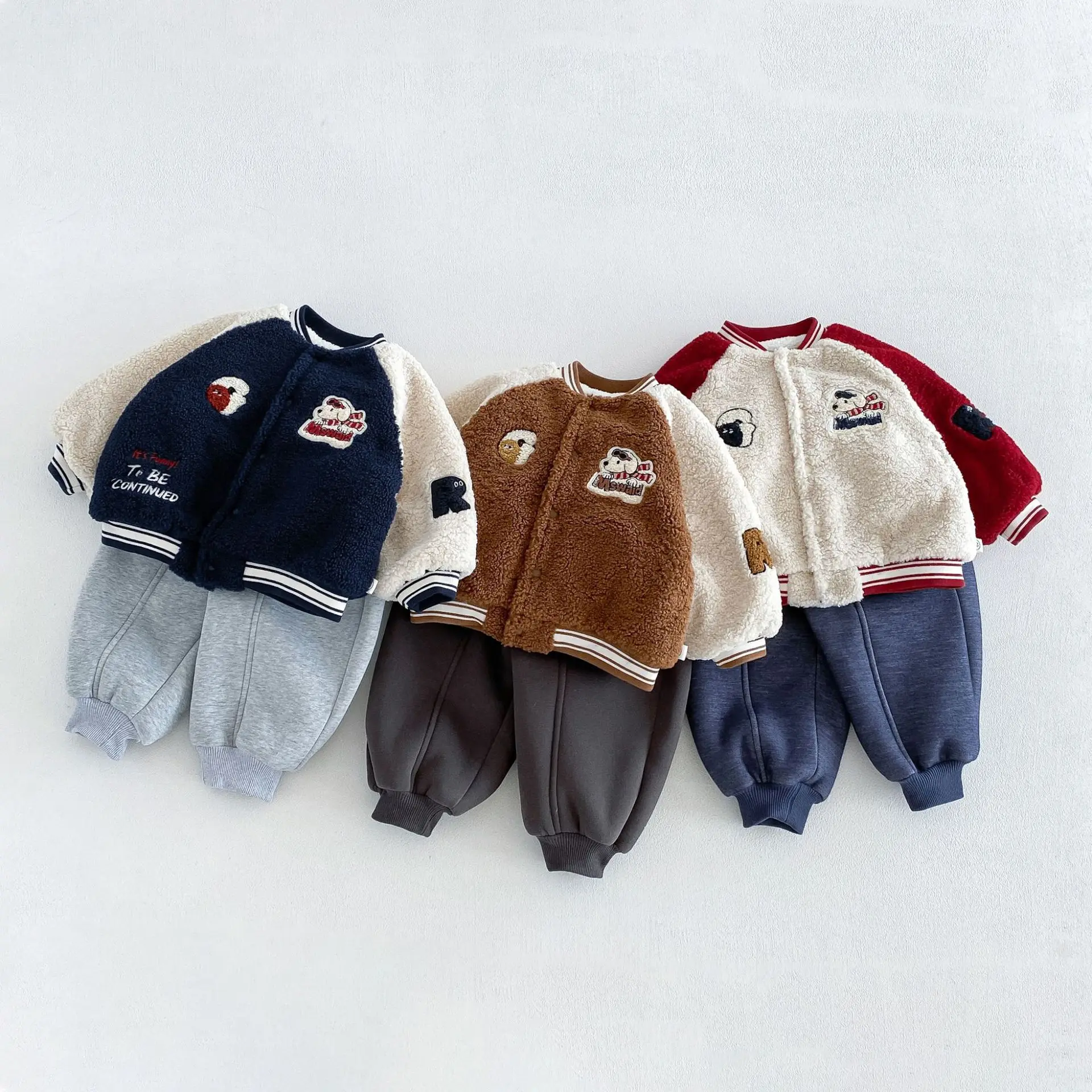 veste-de-baseball-a-patchs-de-dessin-anime-pour-garcons-nouvelle-collection-hiver-2026--manteau-epais-en-polaire-d'alpaga-a-blocs-de-couleurs--vetements-d'exterieur-chauds