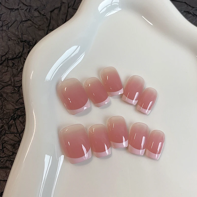 10 Stück handgepresste kurze runde Nägel, schöne künstliche Nägel, lächelnder französischer Stil, rosa-weißer Farbverlauf, geeignet für Frauen