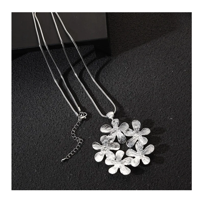 

Sweater Chain for Women's Long Popular Flower Foreign Trade Alloy Snake Bone Chain Long Necklace