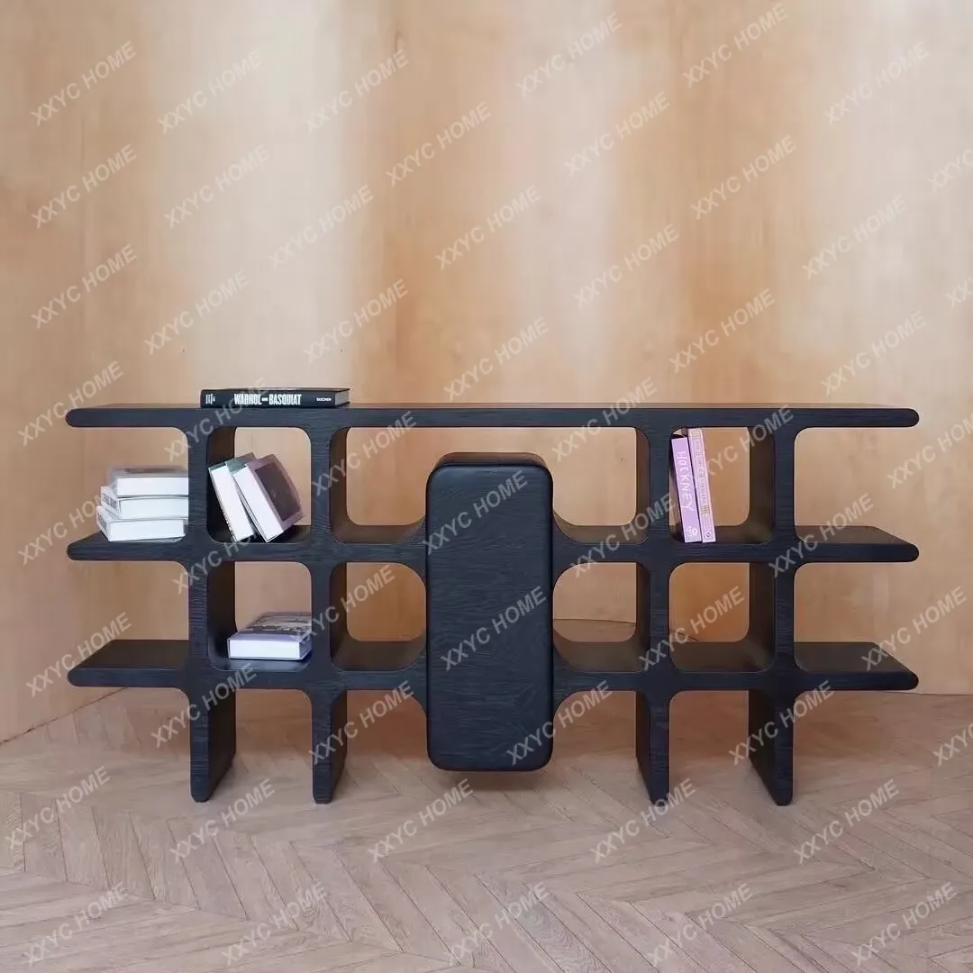 

Средневековый входной столик из массива дерева. Домашний дизайнерский настенный входной столик. Фойе отеля.