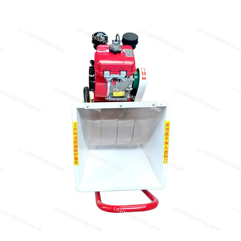 Household cattle and sheep breeding grass kneading machine portable garden branch crusher mobile straw grass shredder