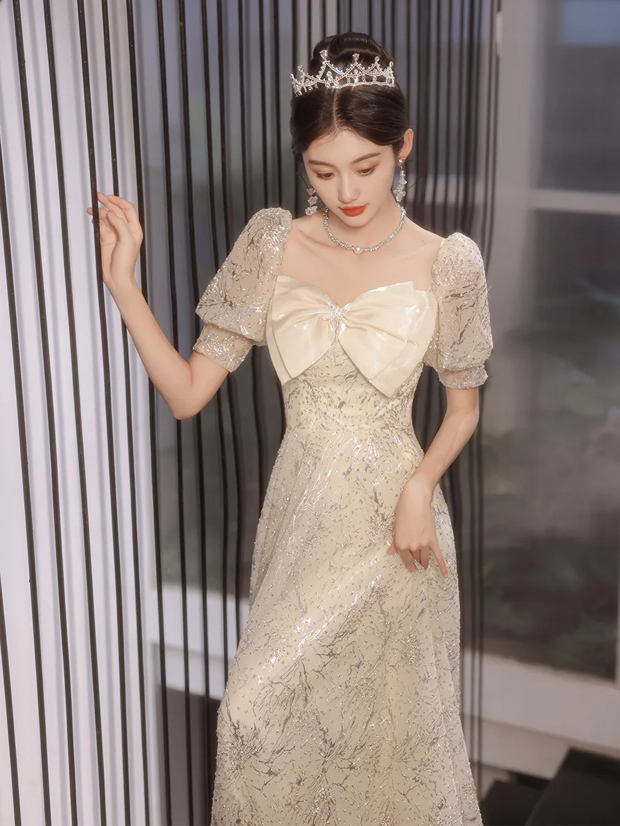 

Элегантное вечернее платье цвета шампань для женщин: модное, приталенное, длинное, с коротким рукавом, подходит для торжественных мероприятий и дней рождения.