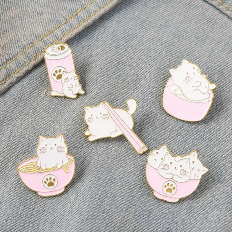 Pin esmaltado, palillos de lata rosa, broches de cuenco de fideos, insignias de Metal, bolsa, alfileres de ropa, regalo de joyería para amantes de los gatos y comida