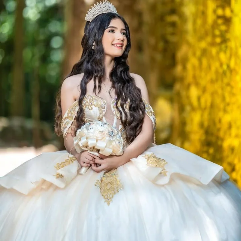 

Золотое платье Quinceanera с открытыми плечами, кружевное многослойное 3D цветочное блестящее платье с большим бантом, платья de 15, Quinceanera ﻿ Индивидуальный