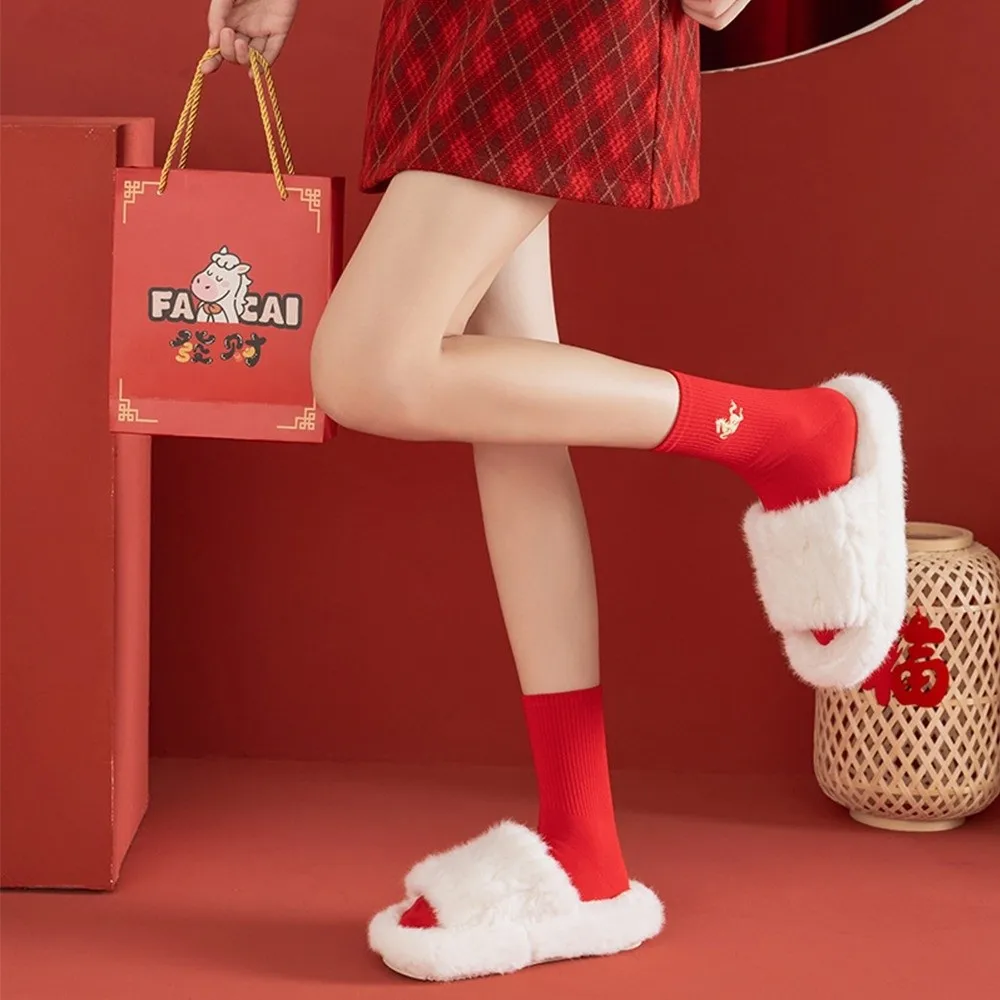 جوارب حصان جديدة ناعمة للعام جوارب حمراء مطرزة عالية المرونة سنة 2026 جوارب مطرزة منتصف العجل سنة زودياك #3