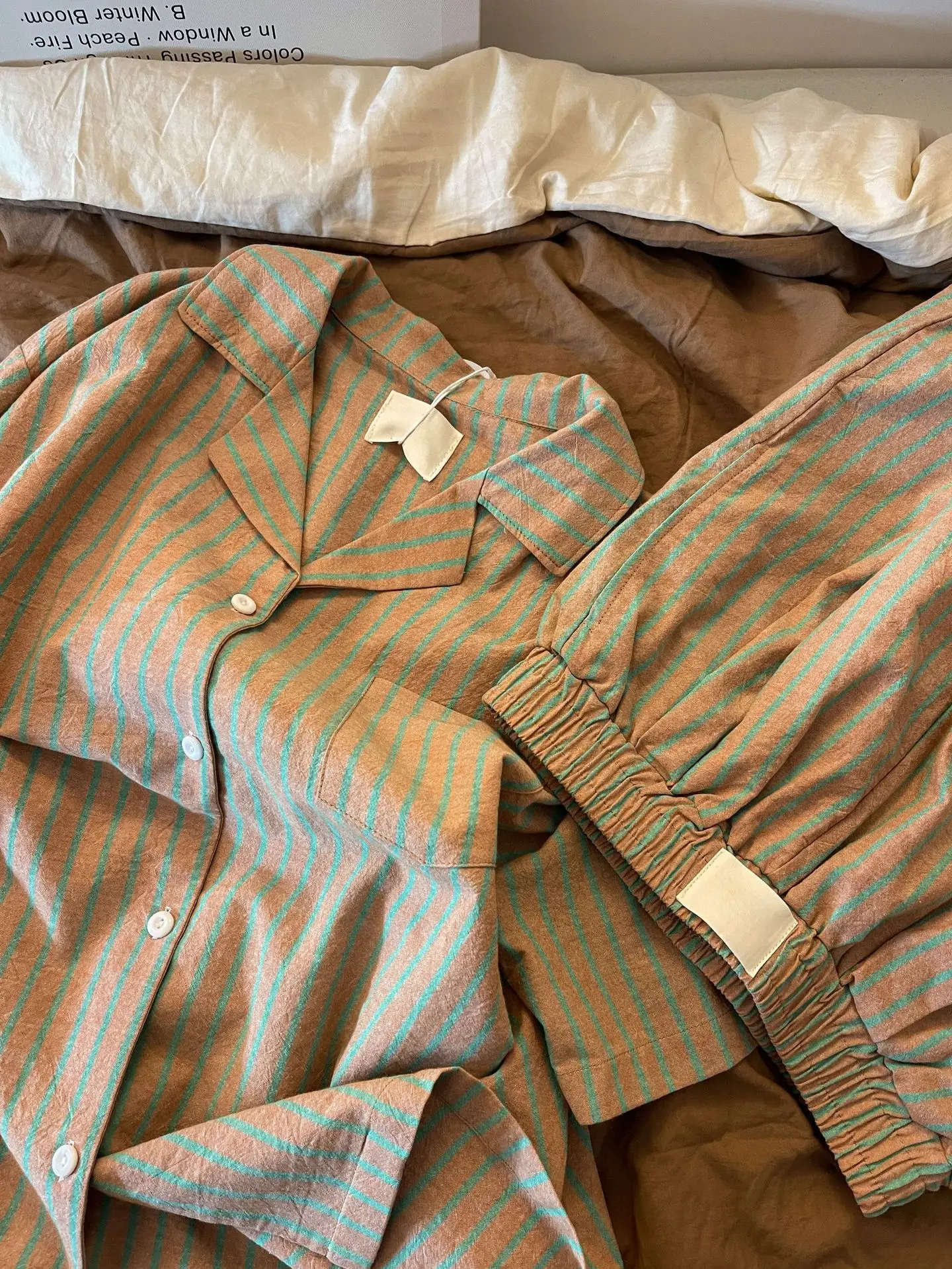 Damen-Pyjama im Vintage-Stil mit Streifen: Neue Sommerkollektion – Kurzarm-Oberteil und Shorts, Lässige Loungewear, Damen-Sommerset – Detail 7