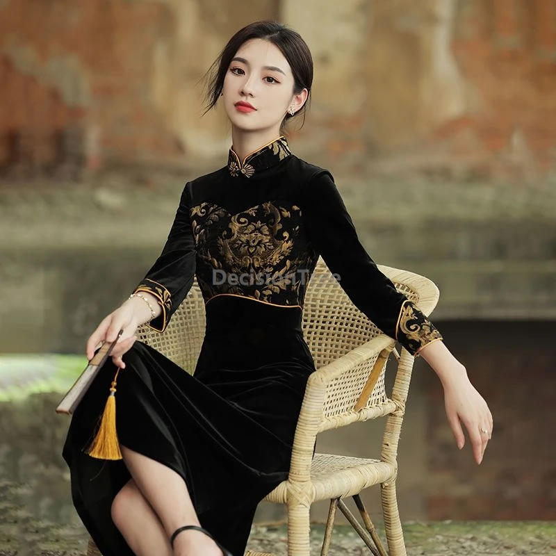 

2026 high end elegant ethnic style velvet qipao retro embroideried chinese improved cheongsam long sleeved winter daily qipao