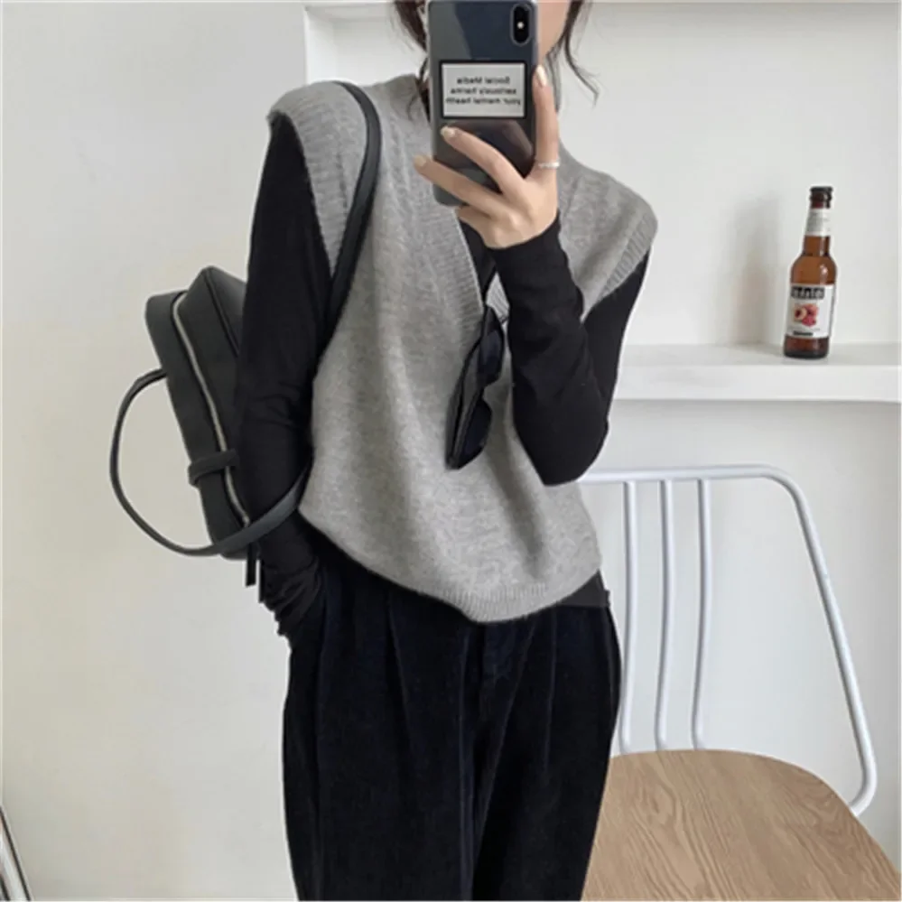 Korean Style Ladies V-Neck Pullover Women Sweater Sleeveless Women Loose Knitted Sweater Vest Tops School Girls Waistcoat Tops