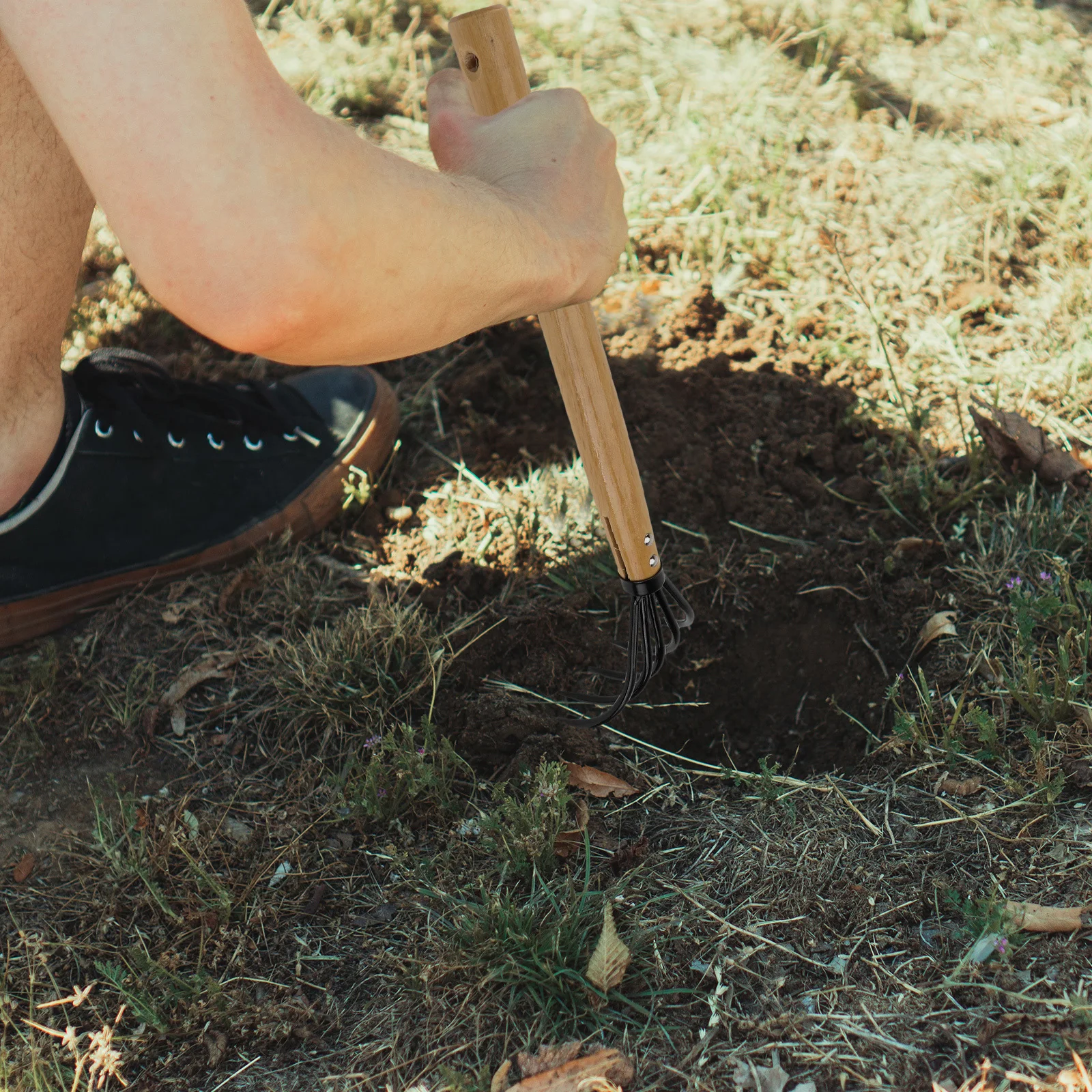 

1Pcs Garden Leaf Rake Carbon Steel Tool Wood Handle Outdoor Yard Cleaning Rake Leaves Cleaner Durable Fallen Leaves Tool