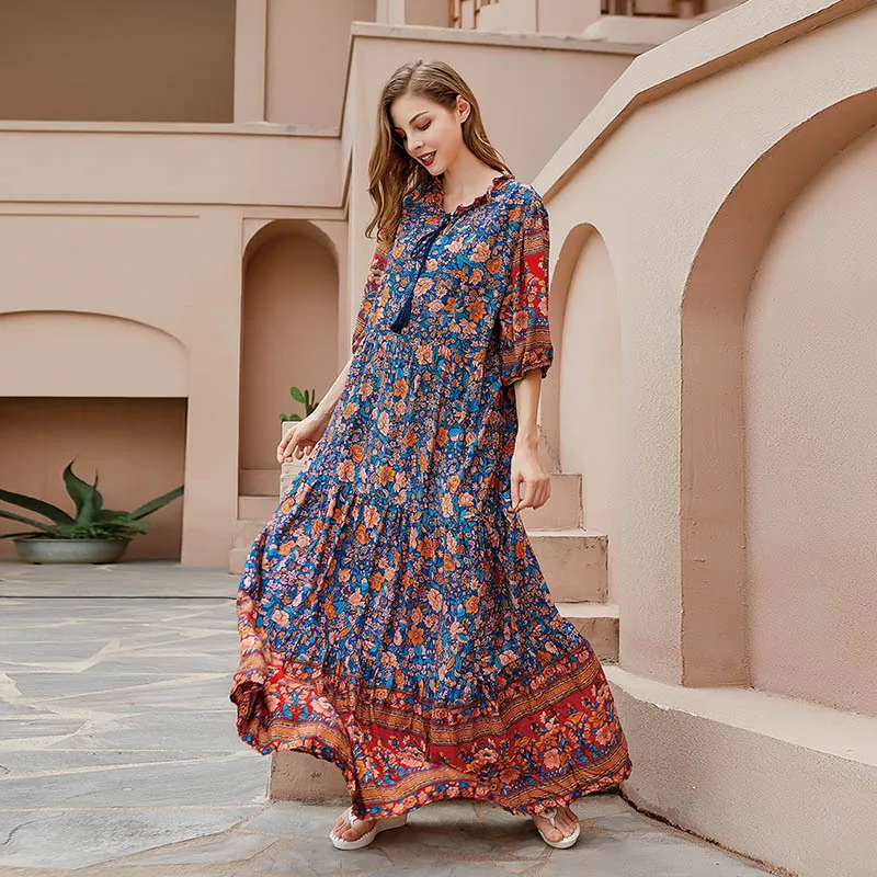 2025 Robes pour femmes de nouveau style au Moyen-Orient. Robes longues amples à manches courtes imprimées en coton et soie de style bohème.