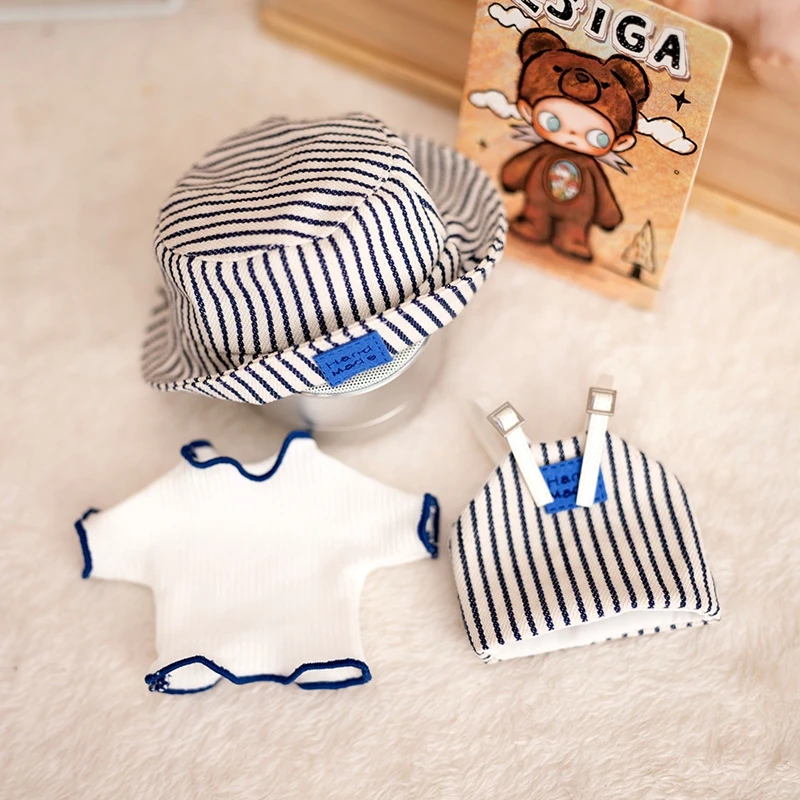 Akcesoria do ubranek dla lalek BJD Zsiga 20 cm, słodki zestaw trzyczęściowy: czapka w paski, ogrodniczki, ręcznie robiony prezent.