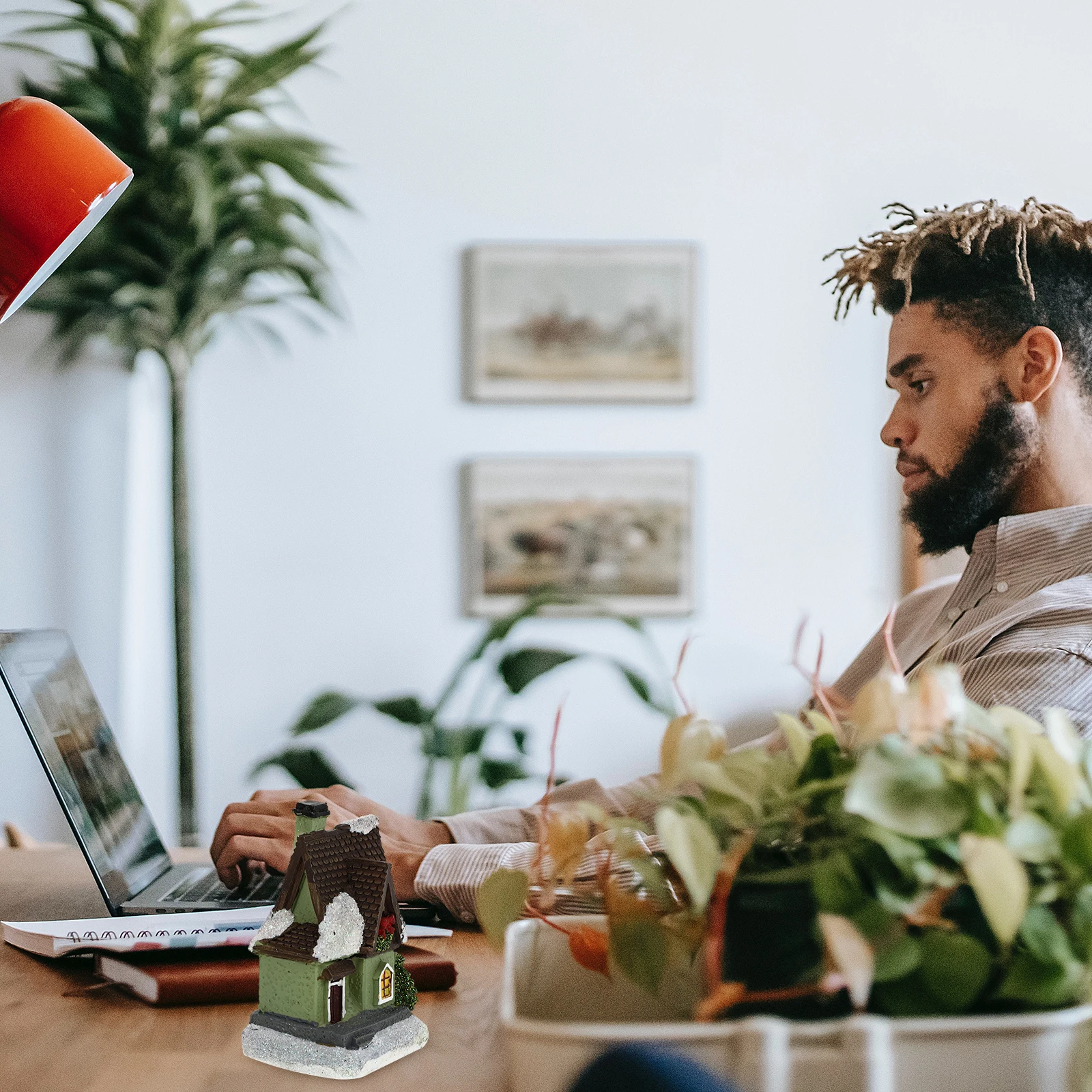 

4Pcs Mini Christmas House Resin Decor Luminous Micro Scene Ornament for Xmas Party Home Festive Decoration Festival Gift Idea