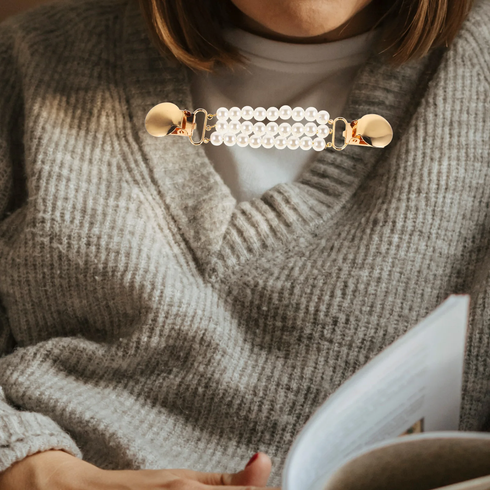 

2Pcs Pearl Chain Sweater Clips Retro Cardigan Collar Decorative Clip Shawl Clips Clothing Cinch Brooch for Women