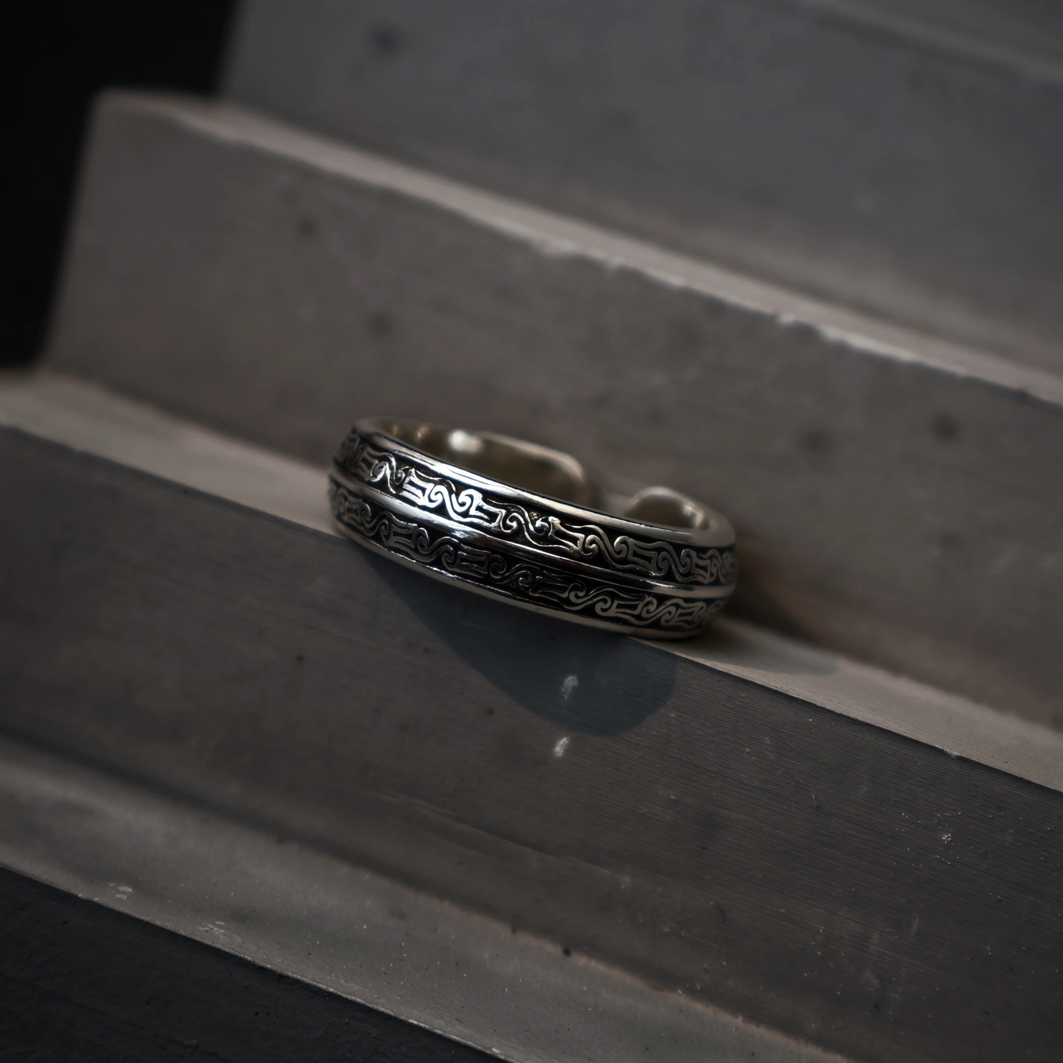 Retro-Zoomorphales Spiralmotiv Verstellbarer Offener Ring für Männer, Versilbertes Messing, Gotischer Edgy-Schmuck, Historisches Accessoire, Geschenk – Detail 8