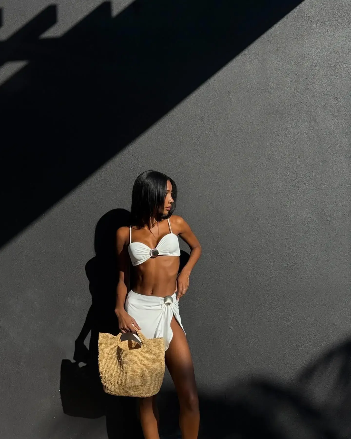 2025Costume da bagno da donna Top bikini bianco alla moda con gonna avvolgente abbinata, perfetto per le feste estive in piscina, le vacanze successive