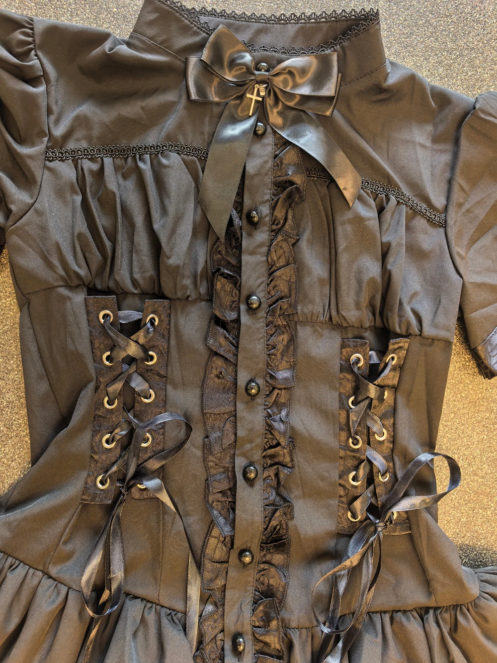 Vintage Gothic-Stil Schnürkleid mit kurzen Ärmeln für Damen, High-Street Retro Schwarzes Schmales Goth-Kleid mit Schleifenumhang, Lolita-Minikleid – Detail 10