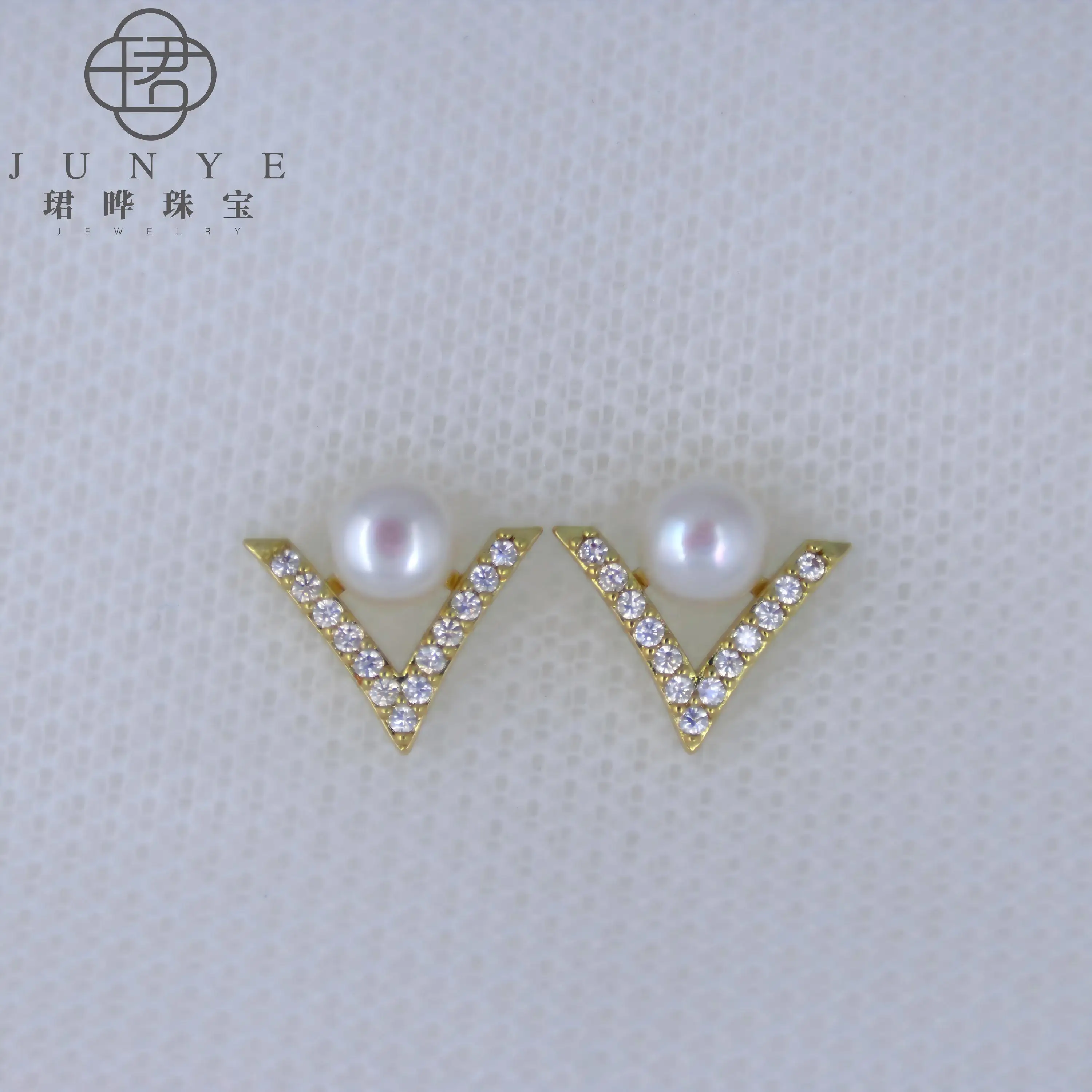 

Женские маленькие V-образные серьги с цирконами во французском стиле, серьги с натуральным пресноводным жемчугом, подарочная коробка в комплекте для семьи или друзей