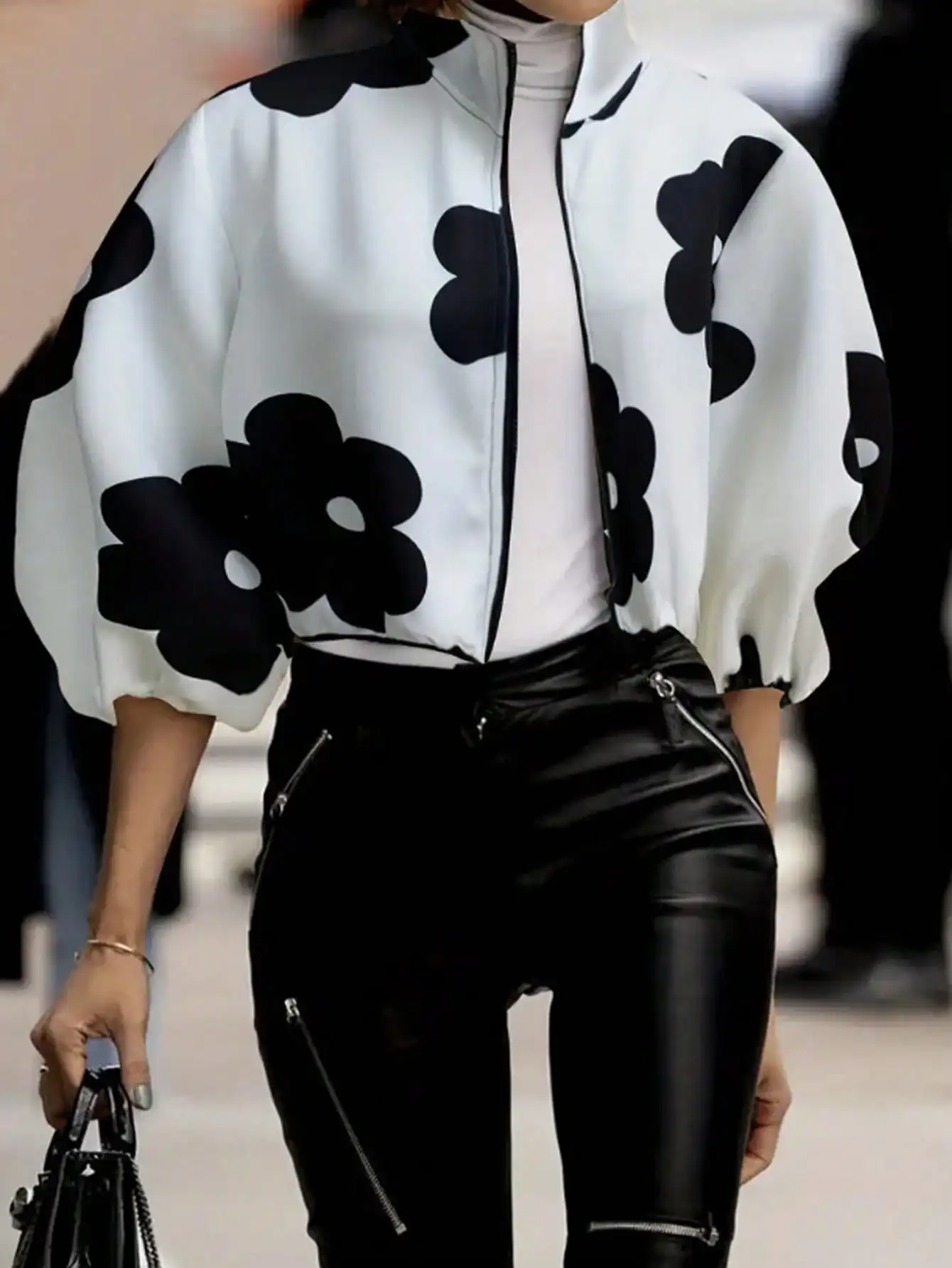 

Белая укороченная куртка с цветочным принтом, воротником-стойкой, на молнии и с пышными рукавами