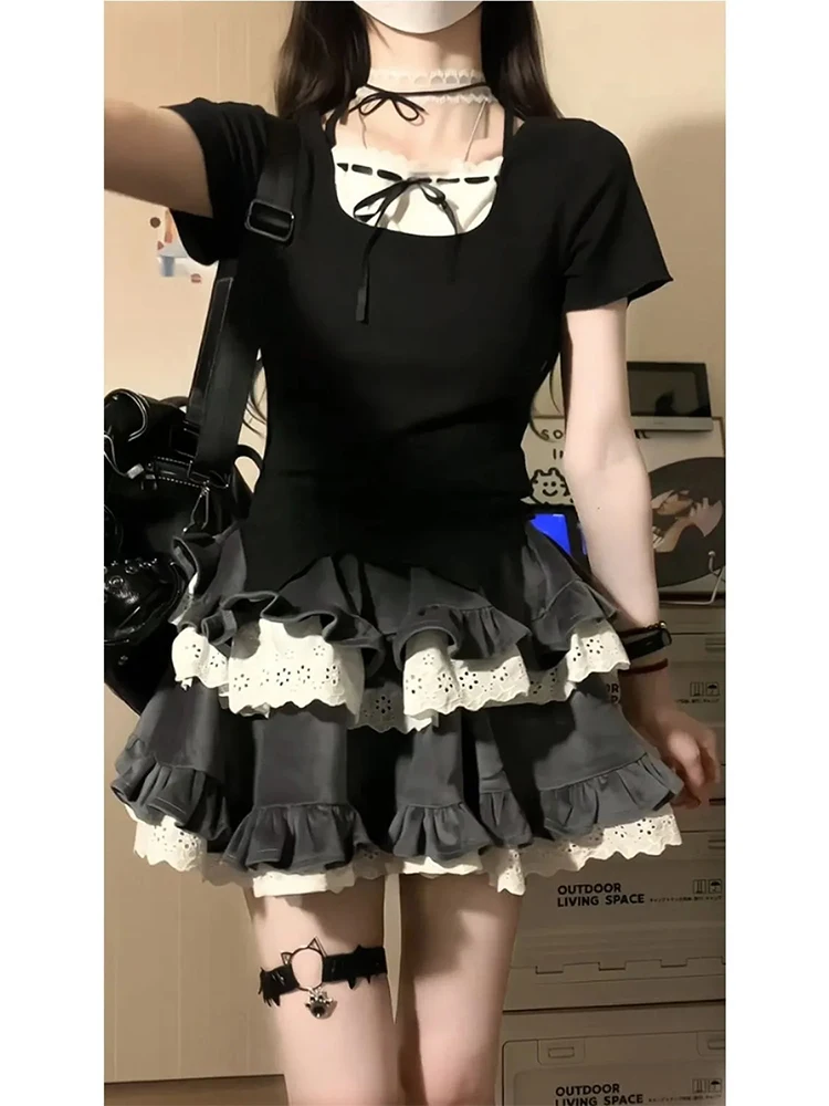 甘辛なバレエスタイルのツーピースセット、ハイウエストショートスカートと半袖トップス、女性向けのおしゃれなケーキデザインの衣装